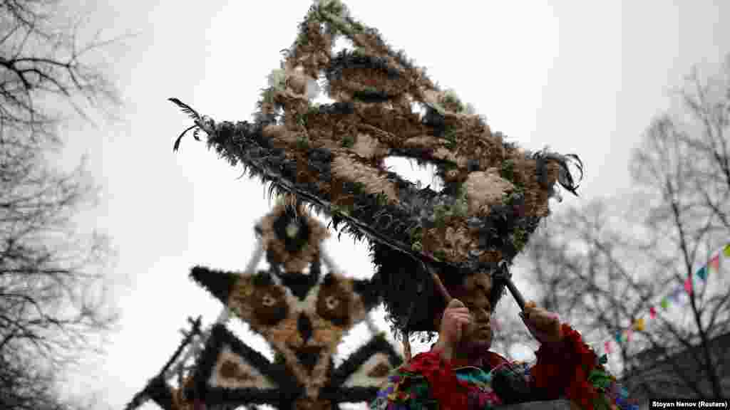 Muškarci nose maske napravljene od perja. Od 2008. godine festival se održava svake godine poslednje subote i nedelje januara. &nbsp;