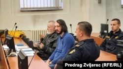 Aleksandar Macan (u sredini), jedan od optuženih za ubistvo policajaca u Sarajevu, tokom prvog ročišta na Sudu u Sarajevu, 7. februar 2023. 