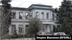 Пошкоджена обстрілами будівля в Бериславі, січень 2022 року