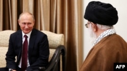 ولادیمیر پوتین (چپ) در یکی از دیدارهای خود با آیت‌الله علی خامنه‌ای، رهبر جمهوری اسلامی، در تهران