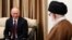ولادیمیر پوتین (چپ) در یکی از دیدارهای خود با آیت‌الله علی خامنه‌ای، رهبر جمهوری اسلامی، در تهران