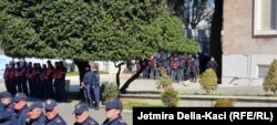 Prani e shtuar e Policisë shqiptare pranë ndërtesës së Kryeministrisë.