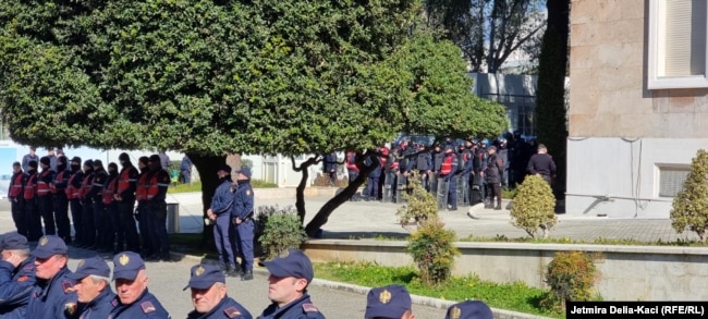 Prani e shtuar e Policisë shqiptare pranë ndërtesës së Kryeministrisë.