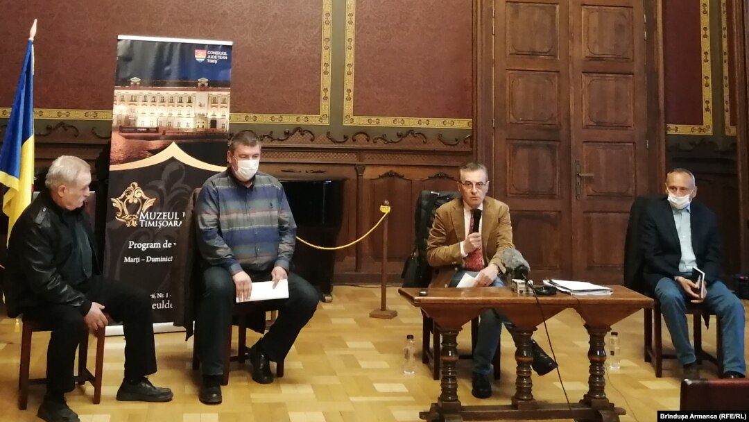 Ultima conferință de presă a lui Victor Neumann (vorbind la microfon) în calitate de director al Muzeului Național de Artă din Timișoara. Evaluarea din 2021 cu nota 6,04 a dus la încetarea contractului de management. În 2022, Neumann a fost deconspirat ca turnător la Securitate.