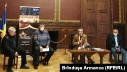 Ultima conferință de presă a lui Victor Neumann (vorbind la microfon) în calitate de director al Muzeului Național de Artă din Timișoara. Evaluarea din 2021 cu nota 6,04 a dus la încetarea contractului de management. În 2022, Neumann a fost deconspirat ca turnător la Securitate.