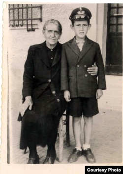 Димитрис Баколас с бабушкой