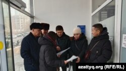 Алматы қалалық прокуратурасына жиналған белсенділер. 23 қаңтар 2023 жыл