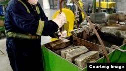 Кыргыз өкмөтүнүн колуна өткөн "Кумтөр Голд Компани" өндүргөн алтын. 