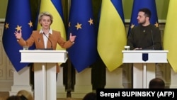 Presidenti i Ukrainës Volodymyr Zelensky dhe presidenjta e Komisionit Evropian von der Leyen gjatë konferencës së përbashkët më 2 shkurt, 2023