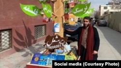 اسماعیل مشعل پیش از این که توسط طالبان بازداشت شود برای مردم کتاب های رایگان توزیع می کرد