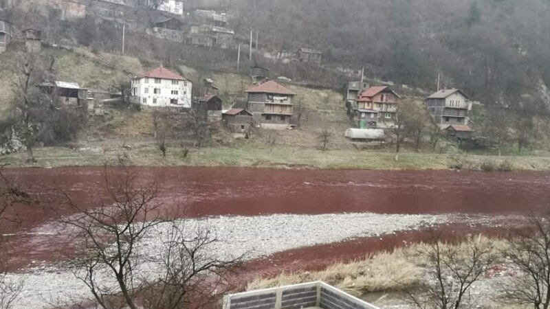 Crvena tečnost ulijeva se u rijeku Bosnu u Zenici, ispituje se uzrok