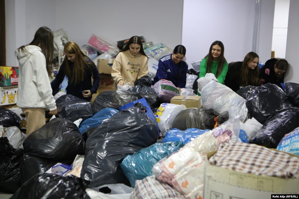 Për mbledhjen e ndihmave në Prizren janë angazhuar pjesëtarë të shoqatave rinore si “Ruka Ruci”, “Empati” e “Tudeb”.