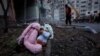 რუსეთის შეტევის შედეგად განადგურებული საცხოვრებელი კორპუსი უკრაინის ქალაქ დნეპრში. 16 იანვარი, 2023 წელი
