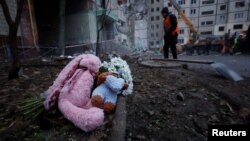 Omagierea celor uciși în atacul rus cu rachetă care a distrus unbloc de locuințe din orașul Dnipro, centrul Ucrainei, pe 14 ianuarie 2023.