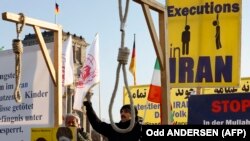 Aktivistët nga shoqata e iranianëve në mërgim, solidarizohen me protestuesit në Iran. Berlin, 19 janar 2023.