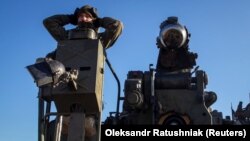 Украинские военнослужащие ведут огонь из САУ «Пион» по российским позициям у Бахмута. Донецкая область, 24 января 2023 года