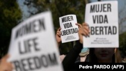 شعار «زن، زندگی، آزادی» در دستان معترضان در یک تجمع حمایتی در مکزیکوسیتی