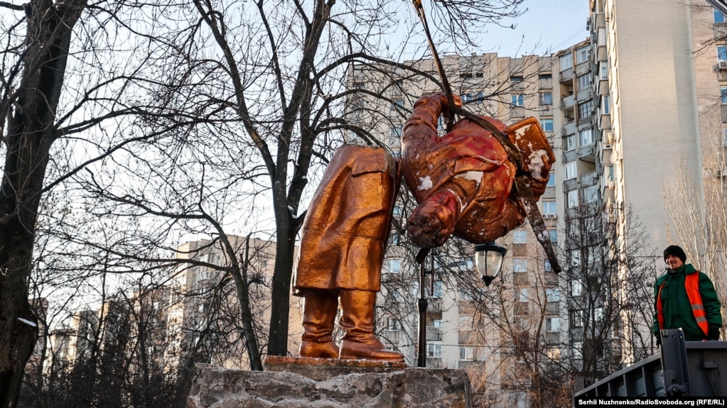 Një monument i pilotit sovjetik Valery Chkalov është çmontuar në Kiev.