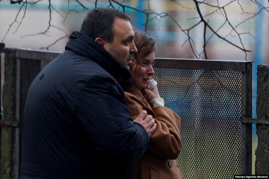 Місцеві жителі плачуть на місці падіння гелікоптера. &laquo;Під час цієї трагедії в дитячому садку були діти і&hellip; персонал&raquo;, &ndash; написав у Telegram голова Київської області Олексій Кулеба