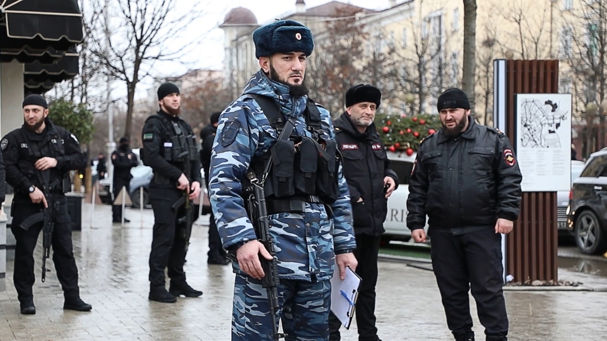 В Чечне силовики преследовали школьницу из-за внешнего вида и увлечения  аниме. Ее семья покинула страну