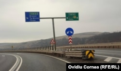 Între Gilău (foto), pe unde e conectat municipiul Cluj-Napoca la autstradă, și vama Borș, din cei aproximativ 160 de kilometri de autostradă sunt circulabili doar 9 km, între Gilău și Nădășelu și 5 km între Biharia și Borș.