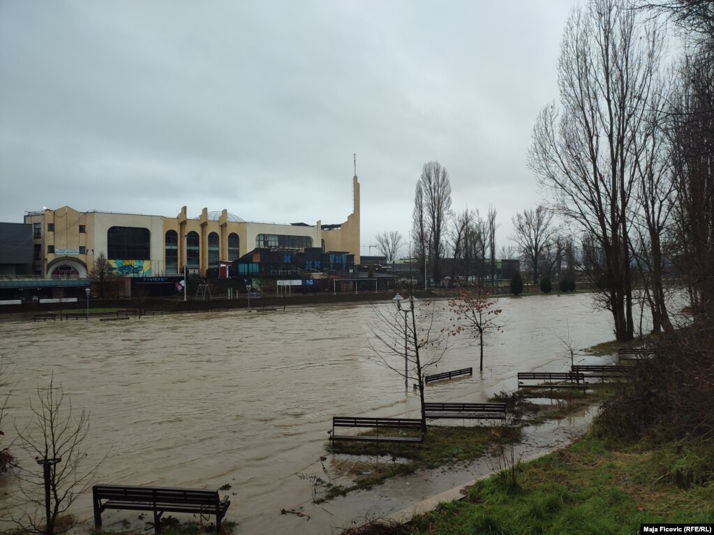 Gjendja pas vërshimeve pranë urës mbi lumin Ibër. Fotografia tregon Mitrovicën e Jugut, fotografuar nga Mitrovica e Veriut.