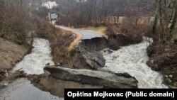 Posljedice izlivanja rijeke u Mojkovcu nakon snažnog nevremena u Crnoj Gori. 20. januar 2023. Foto: DOO Komunalne usluge Mojkovac.
