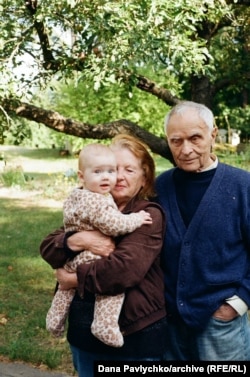 Український поет Дмитро Павличко зі своєю родиною