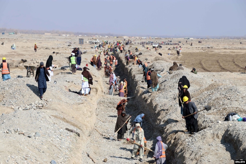 Punëtorët afganë duke punuar në një projekt ndërtimi në distriktin Arghandab të Kandaharit.