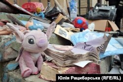 Cărți, jucării și obiecte ale unei vieți normale după atacul asupra blocului din Dnipro