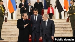 Премьер-министр Армении Никол Пашинян (справа) и президент Арабской Республики Египет Абдель Фаттах Ас-Сиси во время встречи в Ереване. 29 января 2023 г.