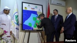 Zvaničnici Katara i Libana, i direktori italijanske i francuske firme na potpisivanju sporazuma o podmorskom istraživanju gasa, Bejrut, Liban, 29. januar 2023.
