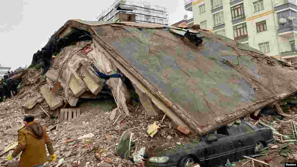 Луѓето бараат низ урнатините по земјотресот во Дијарбакир, Турција на 6 февруари 2023 година.