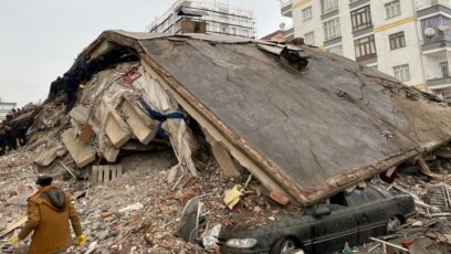 Стотици хора са загинали след като рано в понеделник земетресение