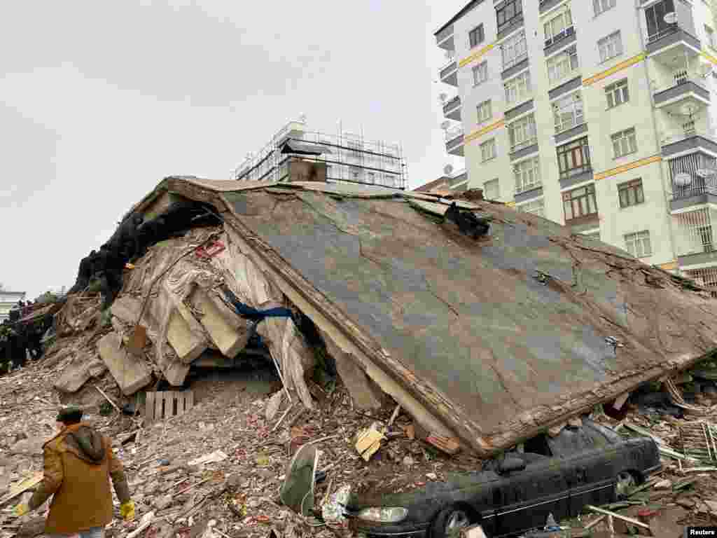 ساختمانی که بطور کامل در اثر زلزله امروز در دیاربکر ترکیه تخریب شده است