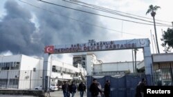 Törökország: összeomlott kórház romjai között kutatnak túlélők után