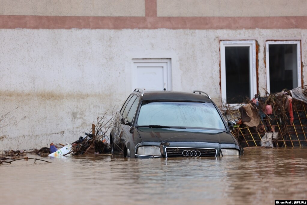 Një veturë e zhytur në ujë në një rrugë të përmbytur në Skenderaj.