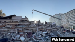 Кадры с работающей стрелой крана из видео в telegram-канале поисков выживших в Антакье 