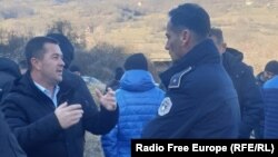 Zoran Todiq duke biseduar me një zyrtar policor gjatë protestës së komunitetit serb në Leposaviq kundër shpronësimit të tokave në veri të Kosovës.