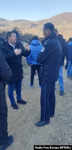 Zoran Todić u razgovoru sa policajcem na protestu lokalne srpske zajednice u Leposaviću protiv eksproprijacije zemljišta na severu Kosova.