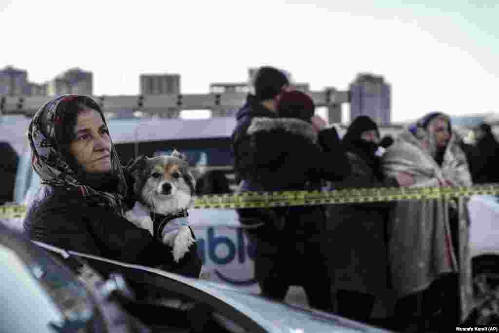 Žena sa psom čeka na vesti od spasilačkih službi i volontera u Gaziantepu