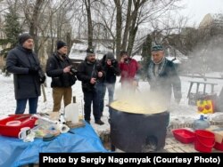 Казахські національні блюда готуються для відвідувачів «юрти незламності» в парку Шевченка в Києві. 16 січня 2023 року