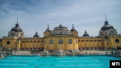 Látogatók úsznak a fővárosi Széchenyi fürdőben 2021. május 1-jén