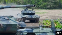 Leopard 2 tank egy NATO-hadgyakorlaton Münster környékén 2019. május 20-án
