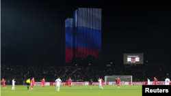 Zgrada u bojama ruske zastave, tokom prijateljske utakmice između fudbalskih reprezentacija Tadžikistana i Rusije, Dušanbe, Tadžikistan, 17. novembar 2022.