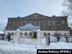 Основное здание единственной казахской школы в Риддере нуждается в капитальном ремонте. Восточно-Казахстанская область, 13 января 2023 года