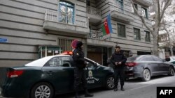 نمایی از سفارت آذربایجان در تهران پس از حمله یک مهاجم به ساختمان آن در روز هفتم بهمن