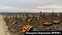 În timpul unei deplasări recente la cimitirul din localitatea rusă Bakinskaia, jurnaliștii au depistat șiruri de morminte proaspăt săpate și locuri menite să adăpostească rămășițele incinerate ale mercenarilor.