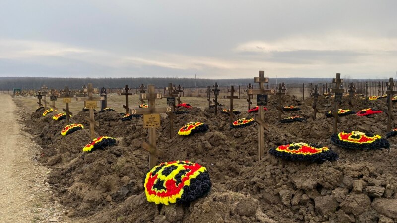„Îi înmormântează zi și noapte”: Cimitirele pentru mercenarii Wagner se extind în Rusia