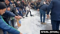 Proizvođači mleka na protestu ispred Ministarstva poljoprivrede prosipaju uvozno mleko, 3. februar 2023. 